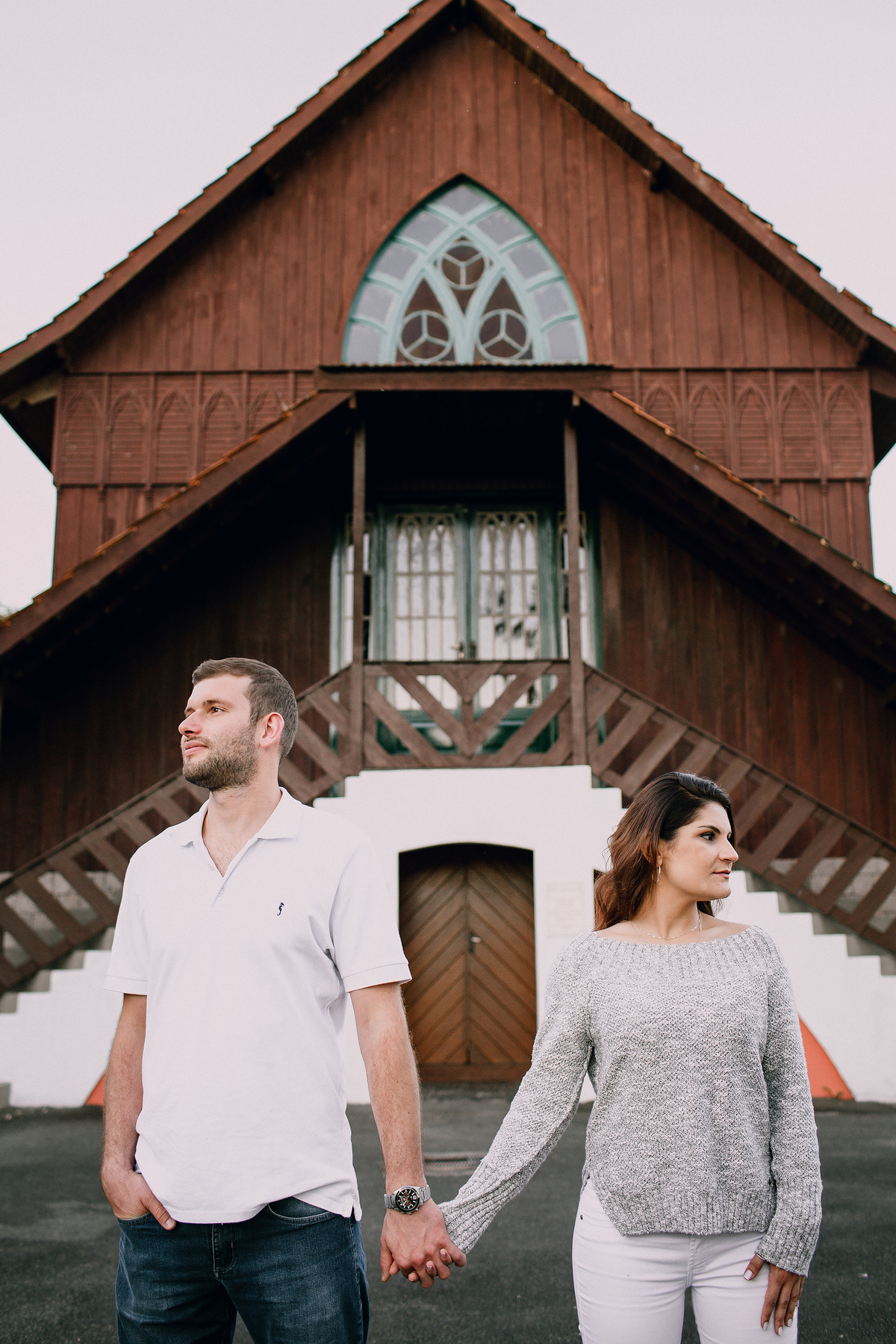 Ensaio de casal feito na Unilivre e no Bosque do Alemão em Curitiba, Paraná. Fotografia de casal. Parques de Curitiba, ensaio no bosque do alemão, paisagem para ensaios em Curitiba.
