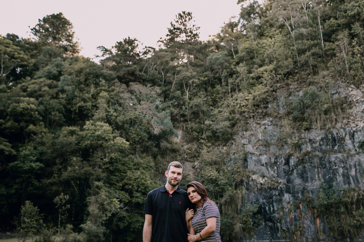 Ensaio de casal feito na Unilivre e no Bosque do Alemão em Curitiba, Paraná. Fotografia de casal. Parques de Curitiba, ensaio no bosque do alemão, paisagem para ensaios em Curitiba.