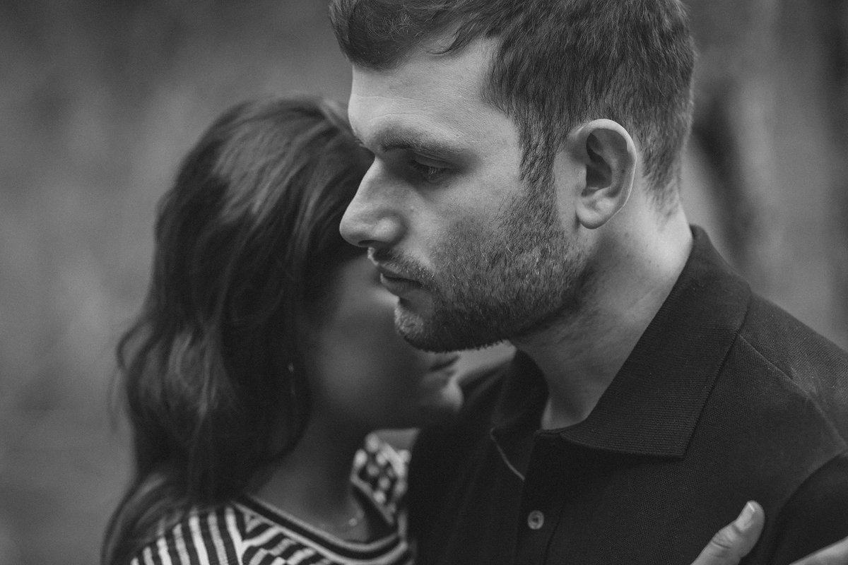 Ensaio de casal feito na Unilivre e no Bosque do Alemão em Curitiba, Paraná. Fotografia de casal. Parques de Curitiba, ensaio no bosque do alemão, paisagem para ensaios em Curitiba.
