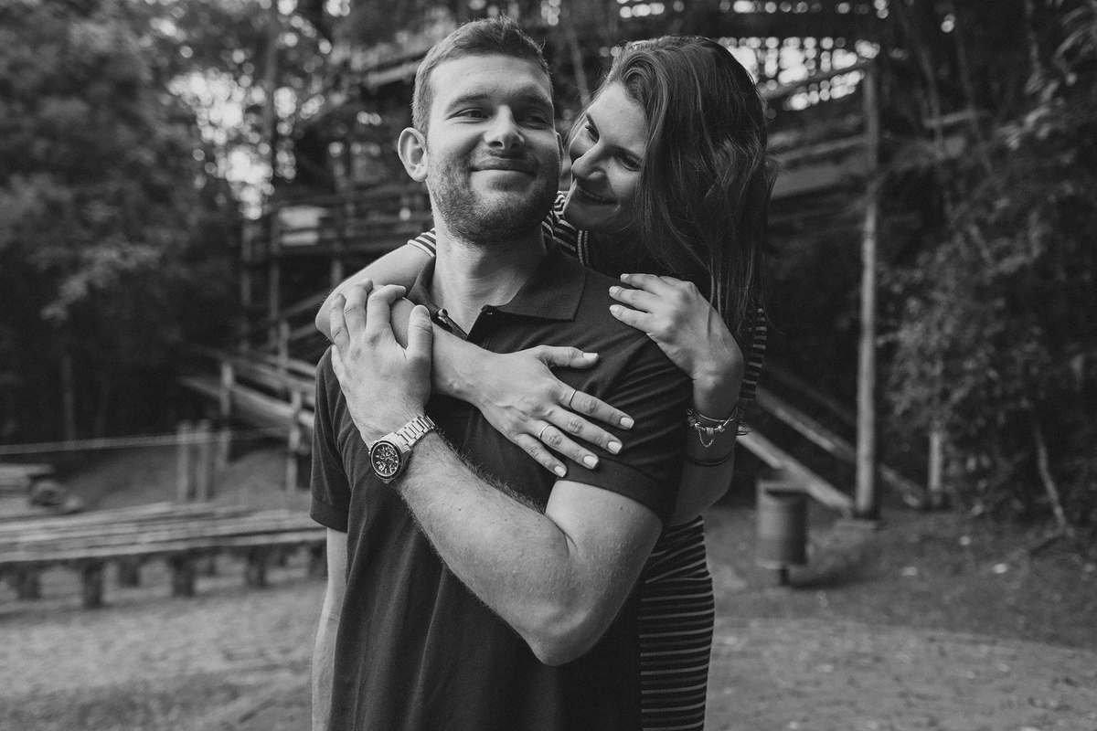 Ensaio de casal feito na Unilivre e no Bosque do Alemão em Curitiba, Paraná. Fotografia de casal. Parques de Curitiba, ensaio no bosque do alemão, paisagem para ensaios em Curitiba.