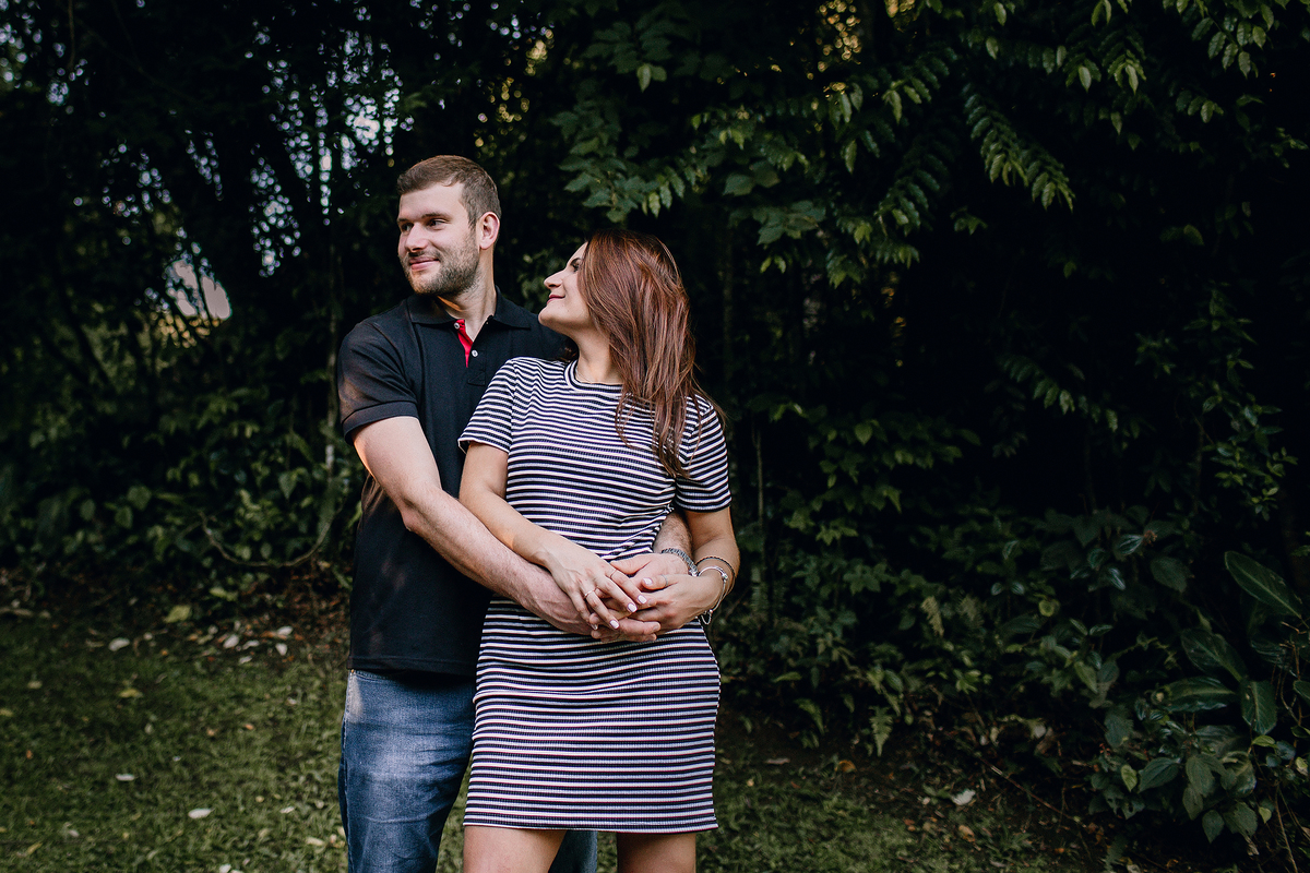Ensaio de casal feito na Unilivre e no Bosque do Alemão em Curitiba, Paraná. Fotografia de casal. Parques de Curitiba, ensaio no bosque do alemão, paisagem para ensaios em Curitiba.