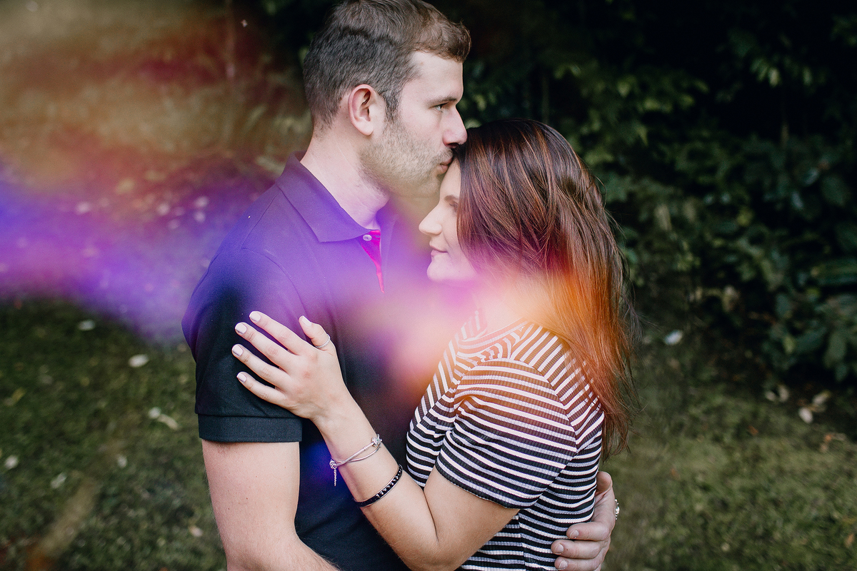 Ensaio de casal feito na Unilivre e no Bosque do Alemão em Curitiba, Paraná. Fotografia de casal. Parques de Curitiba, ensaio no bosque do alemão, paisagem para ensaios em Curitiba.