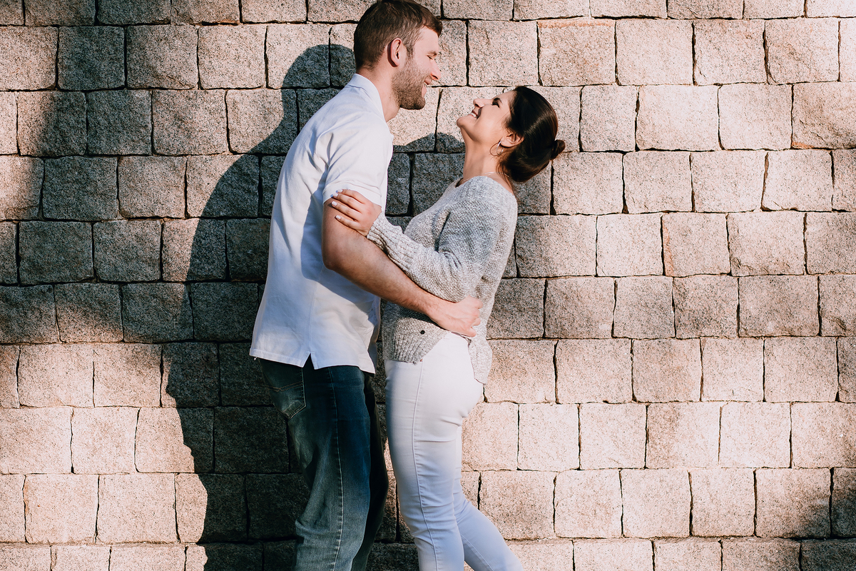 Ensaio de casal feito na Unilivre e no Bosque do Alemão em Curitiba, Paraná. Fotografia de casal. Parques de Curitiba, ensaio no bosque do alemão, paisagem para ensaios em Curitiba.