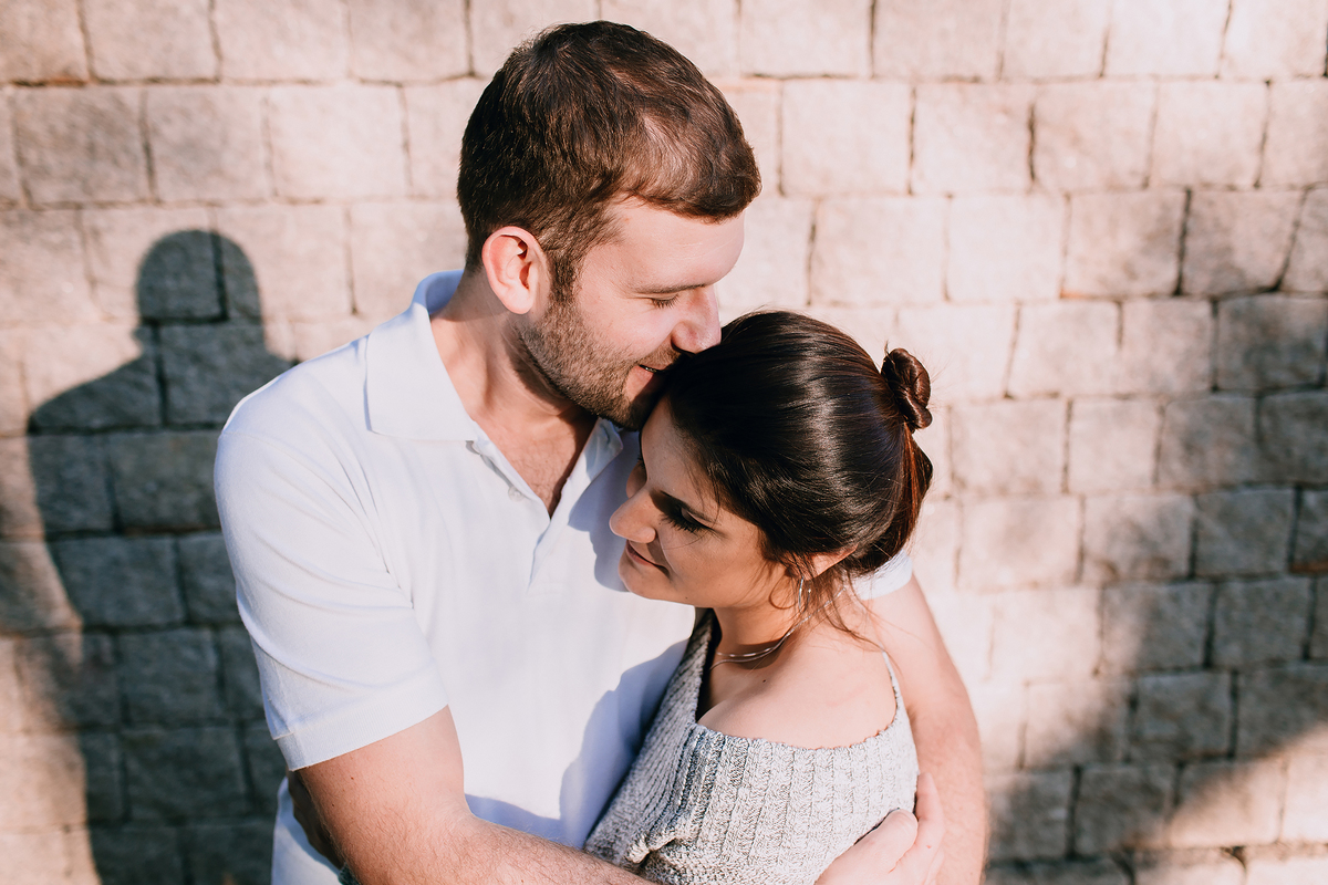 Ensaio de casal feito na Unilivre e no Bosque do Alemão em Curitiba, Paraná. Fotografia de casal. Parques de Curitiba, ensaio no bosque do alemão, paisagem para ensaios em Curitiba.