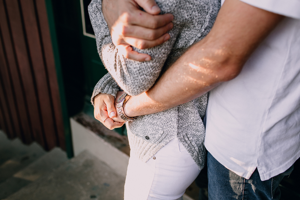Ensaio de casal feito na Unilivre e no Bosque do Alemão em Curitiba, Paraná. Fotografia de casal. Parques de Curitiba, ensaio no bosque do alemão, paisagem para ensaios em Curitiba.