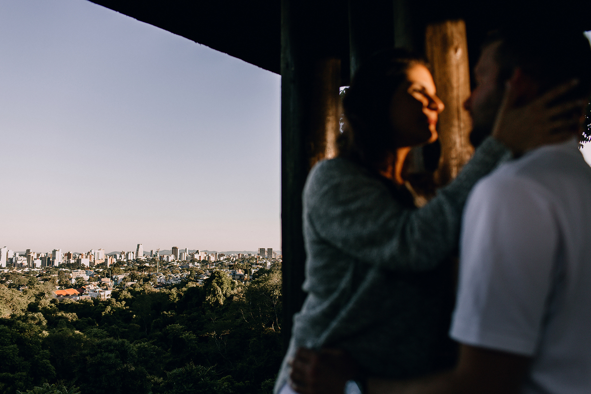 Ensaio de casal feito na Unilivre e no Bosque do Alemão em Curitiba, Paraná. Fotografia de casal. Parques de Curitiba, ensaio no bosque do alemão, paisagem para ensaios em Curitiba.