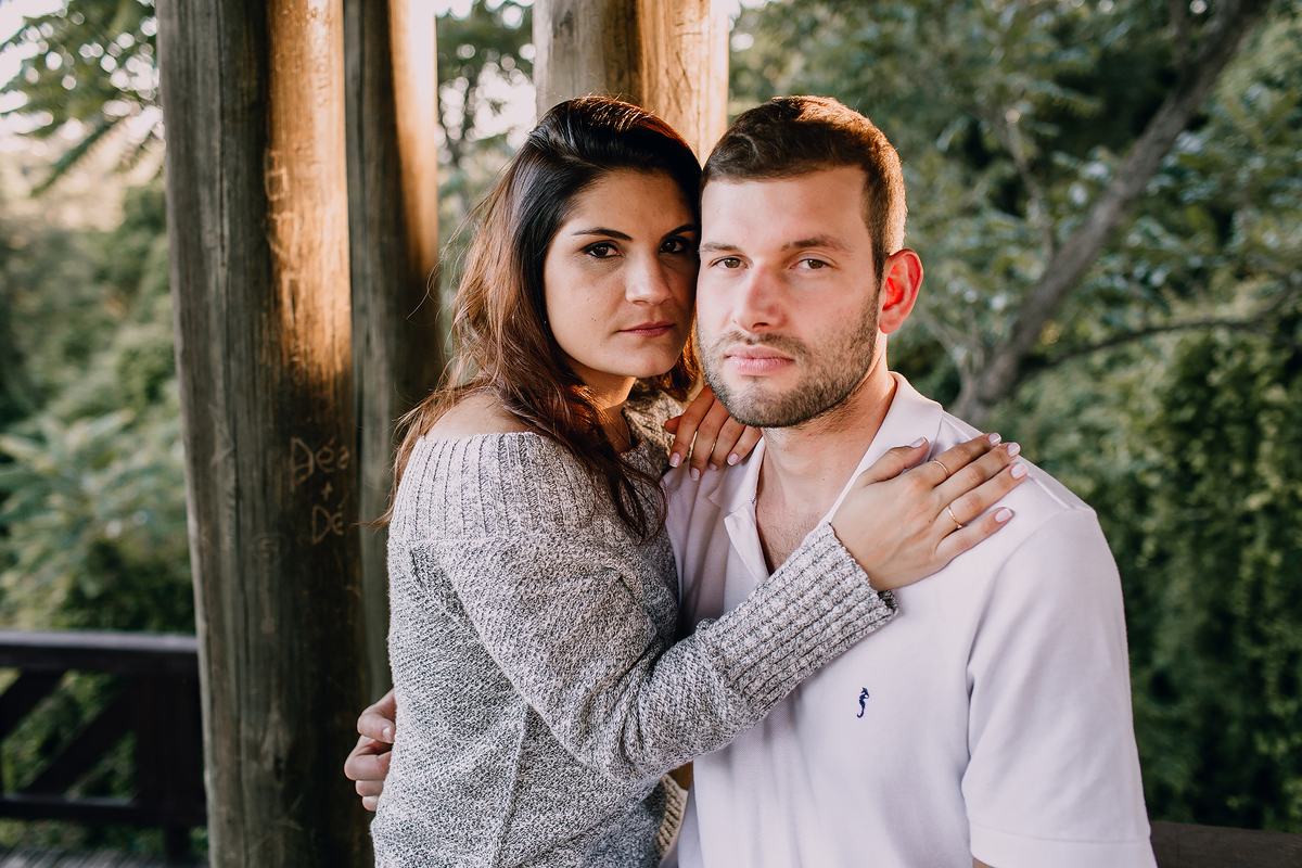Ensaio de casal feito na Unilivre e no Bosque do Alemão em Curitiba, Paraná. Fotografia de casal. Parques de Curitiba, ensaio no bosque do alemão, paisagem para ensaios em Curitiba.