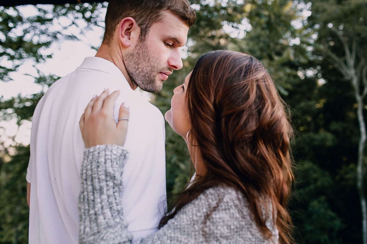 Ensaio de casal feito na Unilivre e no Bosque do Alemão em Curitiba, Paraná. Fotografia de casal. Parques de Curitiba, ensaio no bosque do alemão, paisagem para ensaios em Curitiba.