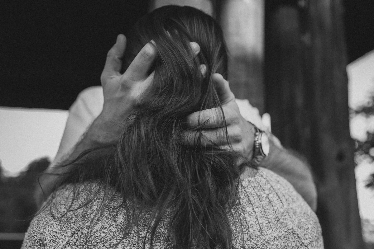 Ensaio de casal feito na Unilivre e no Bosque do Alemão em Curitiba, Paraná. Fotografia de casal. Parques de Curitiba, ensaio no bosque do alemão, paisagem para ensaios em Curitiba.