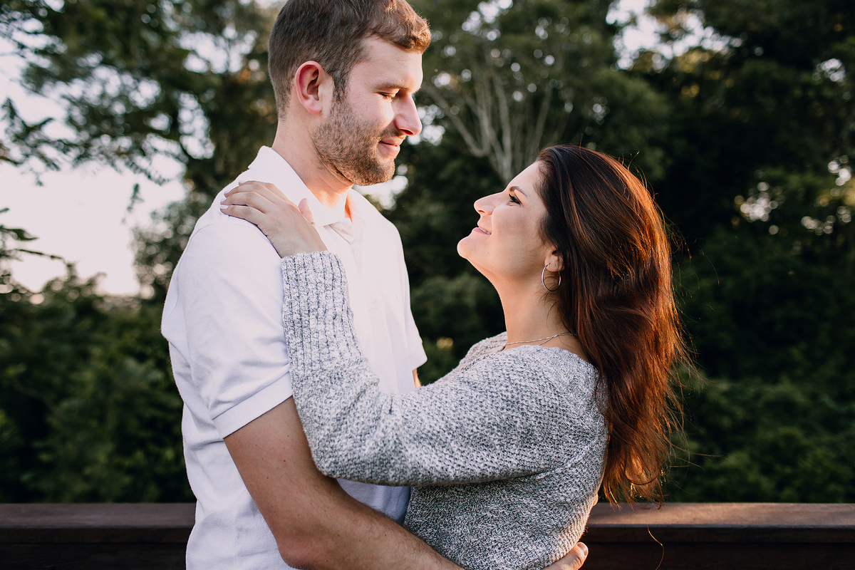 Ensaio de casal feito na Unilivre e no Bosque do Alemão em Curitiba, Paraná. Fotografia de casal. Parques de Curitiba, ensaio no bosque do alemão, paisagem para ensaios em Curitiba.