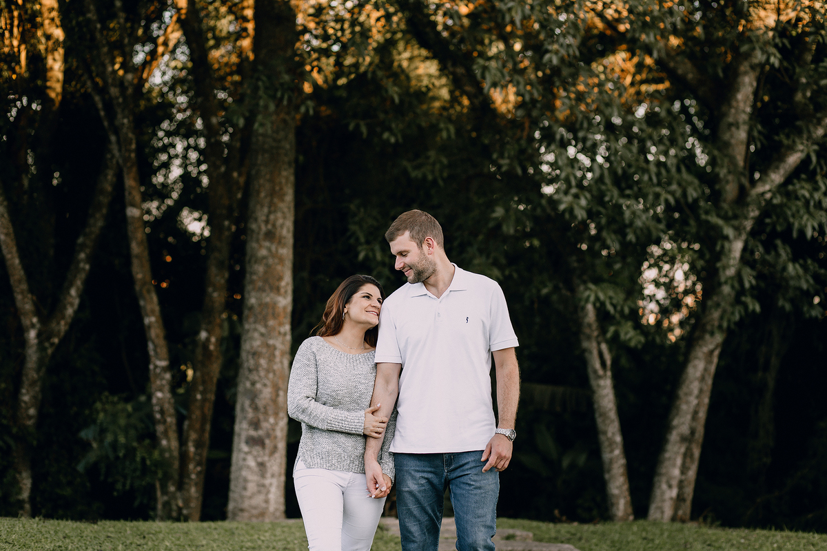 Ensaio de casal feito na Unilivre e no Bosque do Alemão em Curitiba, Paraná. Fotografia de casal. Parques de Curitiba, ensaio no bosque do alemão, paisagem para ensaios em Curitiba.