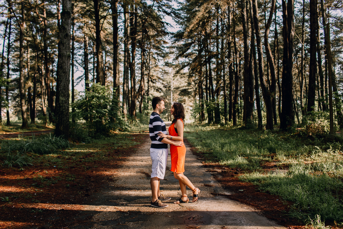 Ensaio de Casal feito em Quatro Barras, região metropolitana de Curitiba. Fotografia de casal. Noivos em Curitiba. Ensaio fotográfico em Curitiba. Noivos no Parque da Ciência em Quatro Barras. 
