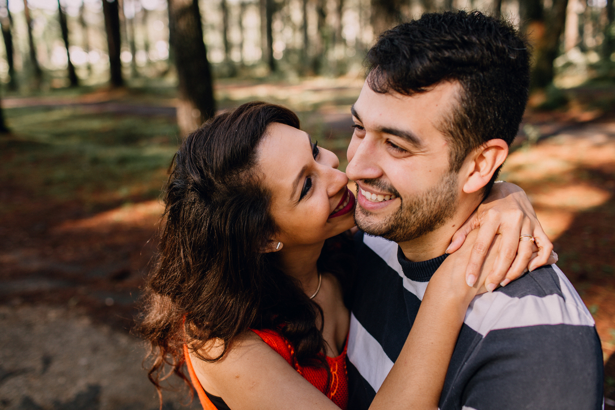 Ensaio de Casal feito em Quatro Barras, região metropolitana de Curitiba. Fotografia de casal. Noivos em Curitiba. Ensaio fotográfico em Curitiba. Noivos no Parque da Ciência em Quatro Barras. 