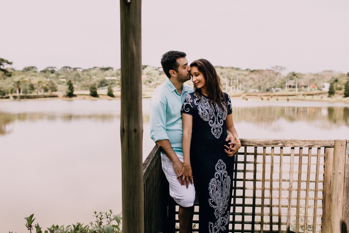 Ensaio de Casal feito em Quatro Barras, região metropolitana de Curitiba. Fotografia de casal. Noivos em Curitiba. Ensaio fotográfico em Curitiba. Noivos no Parque da Ciência em Quatro Barras. 