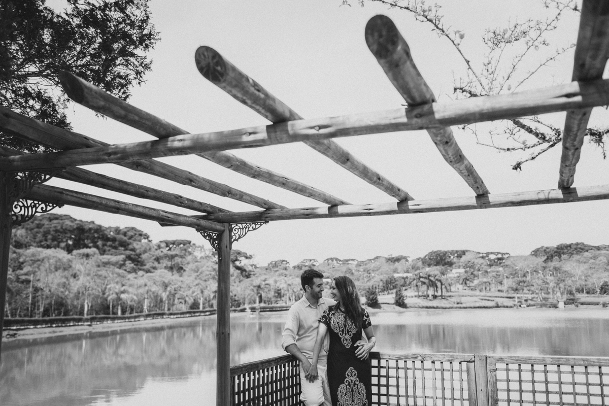 Ensaio de Casal feito em Quatro Barras, região metropolitana de Curitiba. Fotografia de casal. Noivos em Curitiba. Ensaio fotográfico em Curitiba. Noivos no Parque da Ciência em Quatro Barras. 
