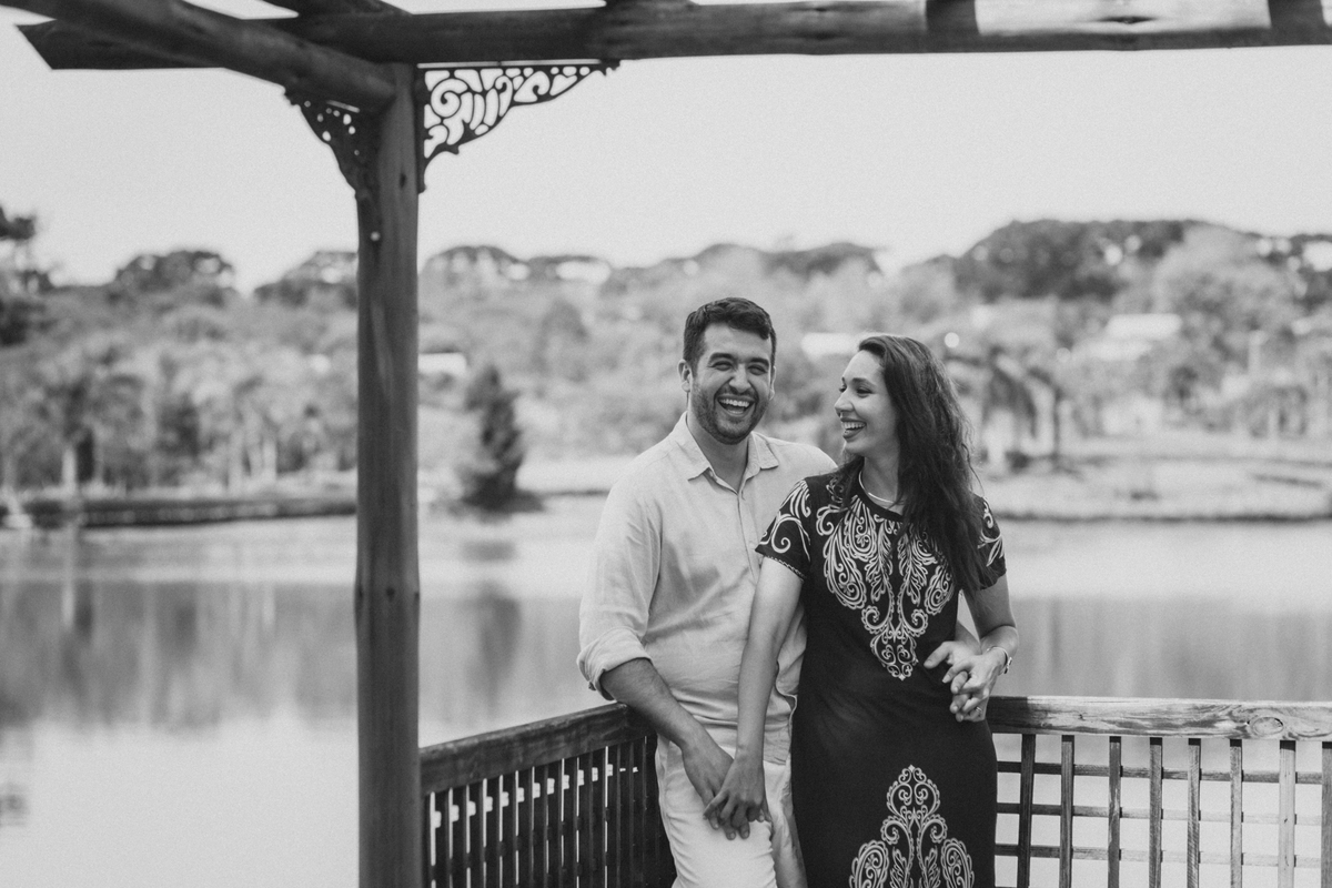 Ensaio de Casal feito em Quatro Barras, região metropolitana de Curitiba. Fotografia de casal. Noivos em Curitiba. Ensaio fotográfico em Curitiba. Noivos no Parque da Ciência em Quatro Barras. 