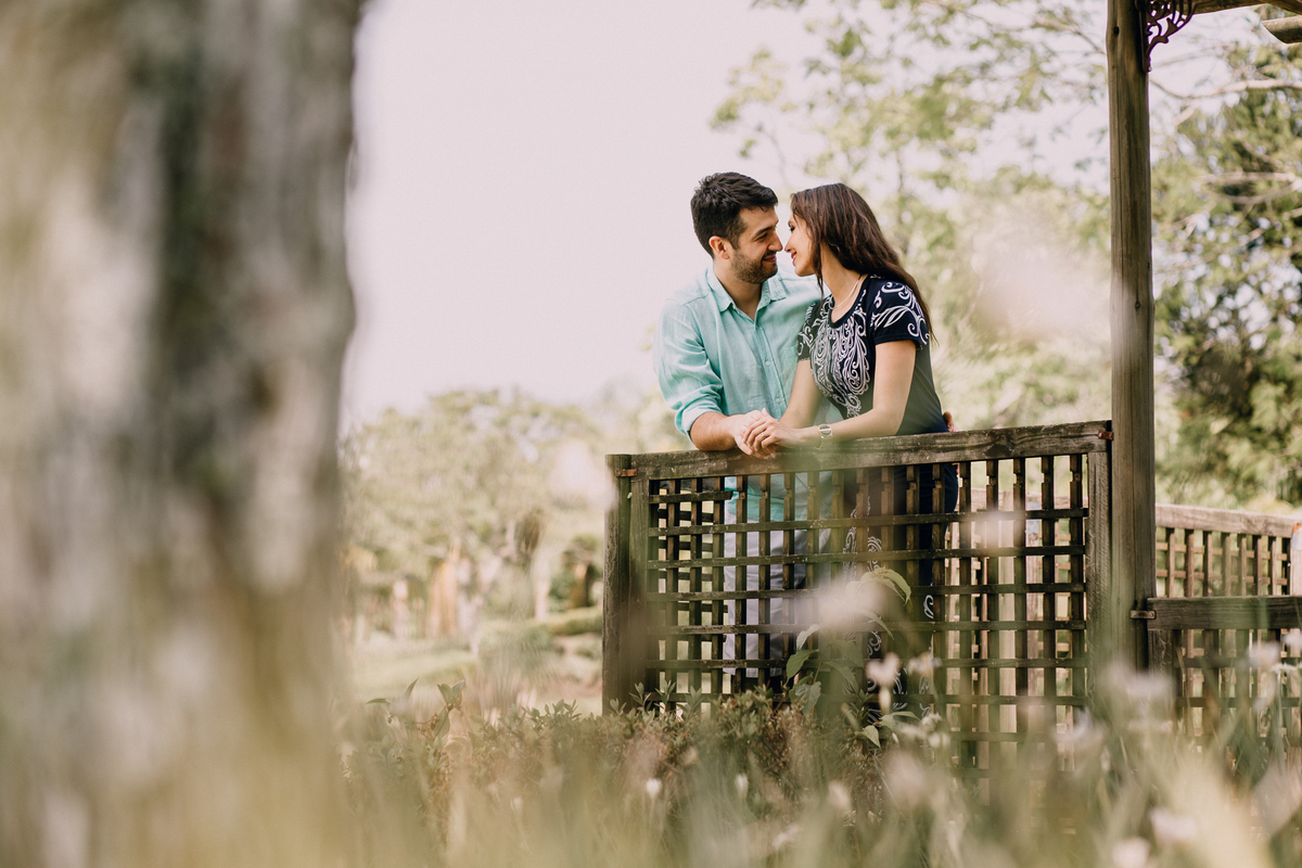 Ensaio de Casal feito em Quatro Barras, região metropolitana de Curitiba. Fotografia de casal. Noivos em Curitiba. Ensaio fotográfico em Curitiba. Noivos no Parque da Ciência em Quatro Barras. 