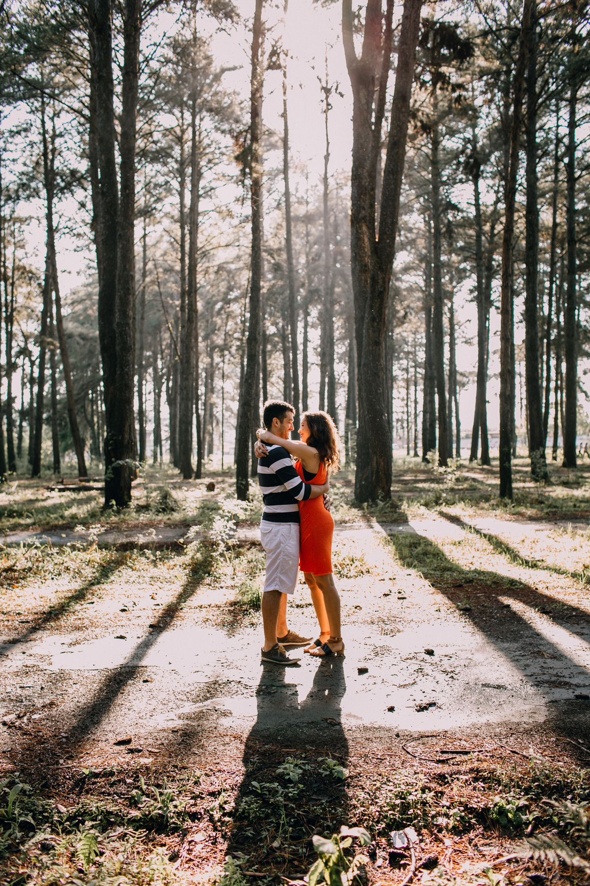 Ensaio de Casal feito em Quatro Barras, região metropolitana de Curitiba. Fotografia de casal. Noivos em Curitiba. Ensaio fotográfico em Curitiba. Noivos no Parque da Ciência em Quatro Barras. 