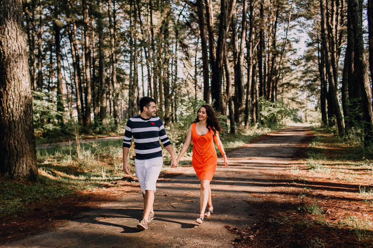Ensaio de Casal feito em Quatro Barras, região metropolitana de Curitiba. Fotografia de casal. Noivos em Curitiba. Ensaio fotográfico em Curitiba. Noivos no Parque da Ciência em Quatro Barras. 