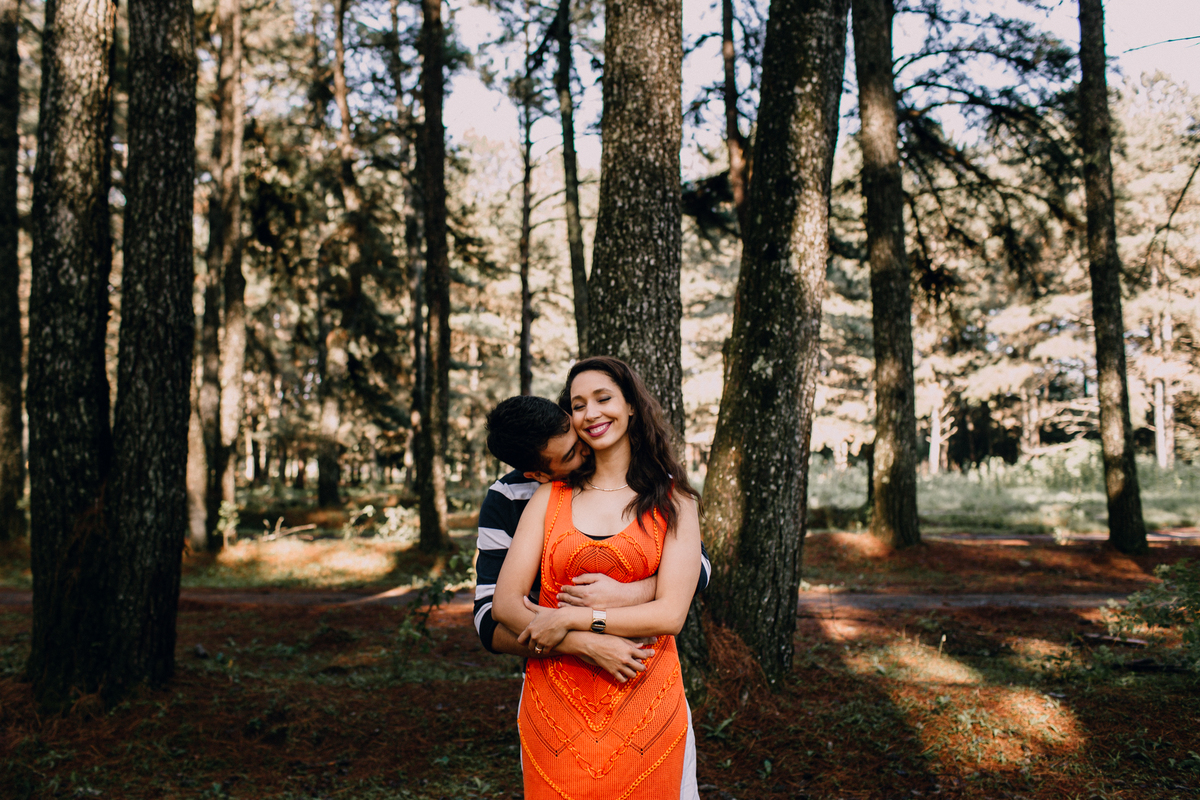 Ensaio de Casal feito em Quatro Barras, região metropolitana de Curitiba. Fotografia de casal. Noivos em Curitiba. Ensaio fotográfico em Curitiba. Noivos no Parque da Ciência em Quatro Barras. 
