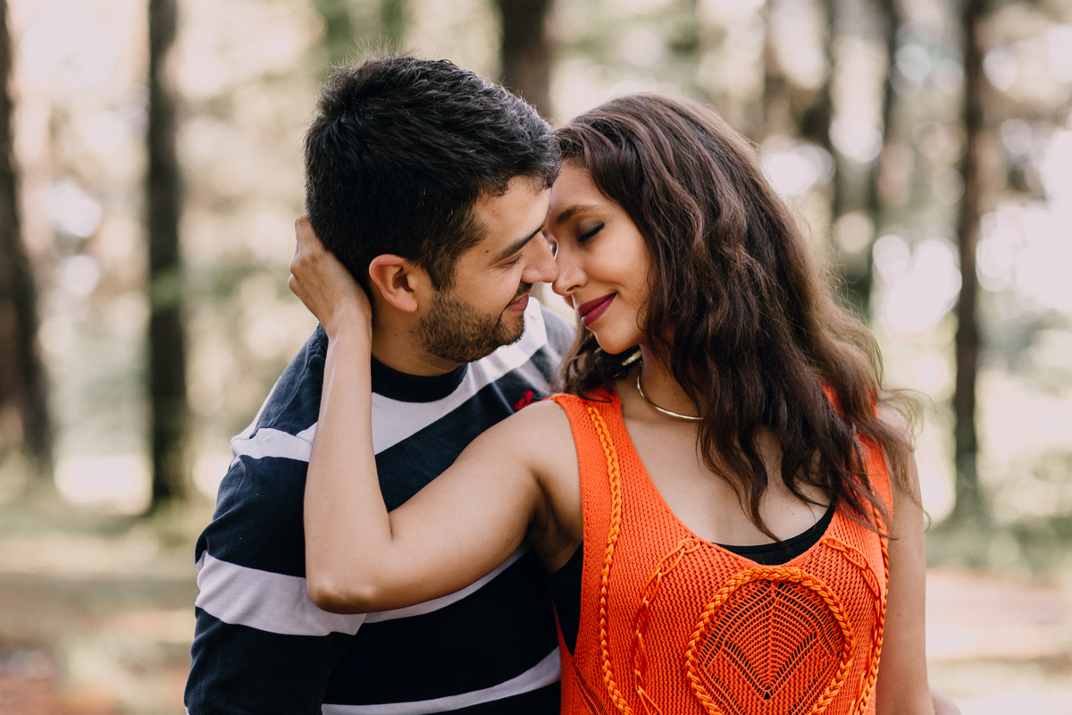 Ensaio de Casal feito em Quatro Barras, região metropolitana de Curitiba. Fotografia de casal. Noivos em Curitiba. Ensaio fotográfico em Curitiba. Noivos no Parque da Ciência em Quatro Barras. 