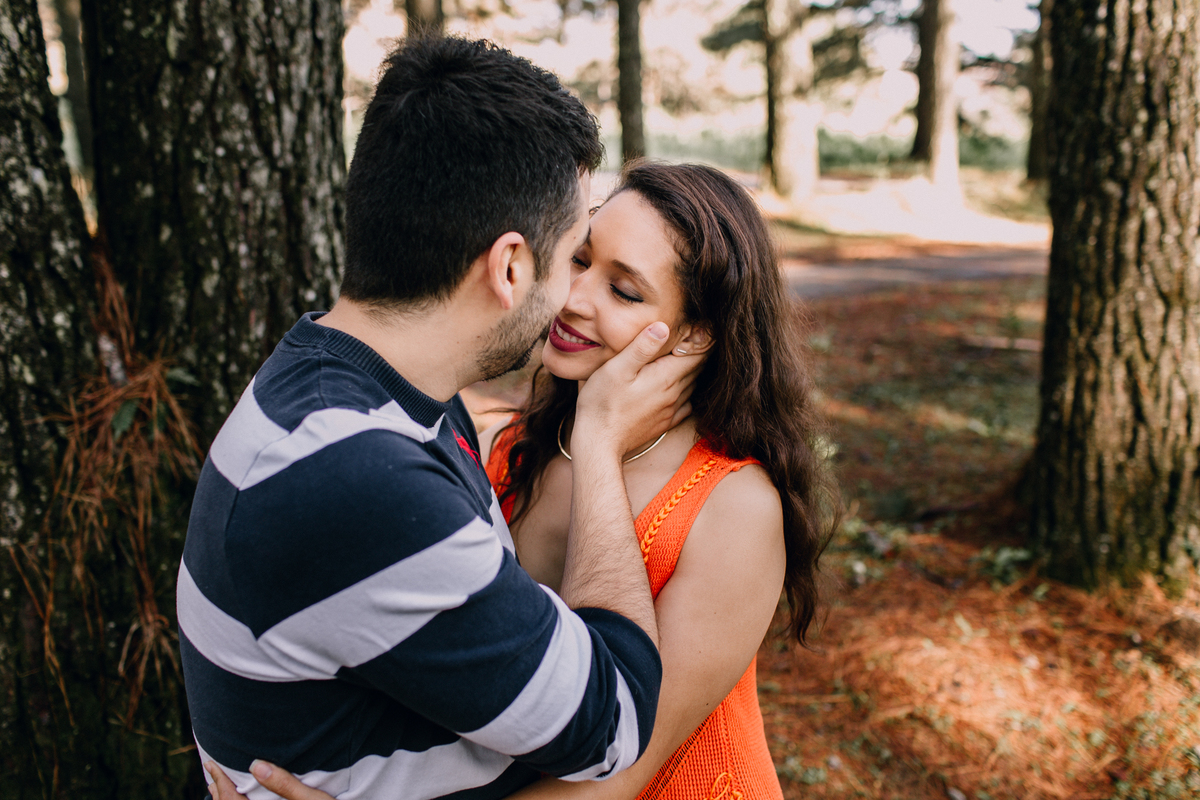 Ensaio de Casal feito em Quatro Barras, região metropolitana de Curitiba. Fotografia de casal. Noivos em Curitiba. Ensaio fotográfico em Curitiba. Noivos no Parque da Ciência em Quatro Barras. 