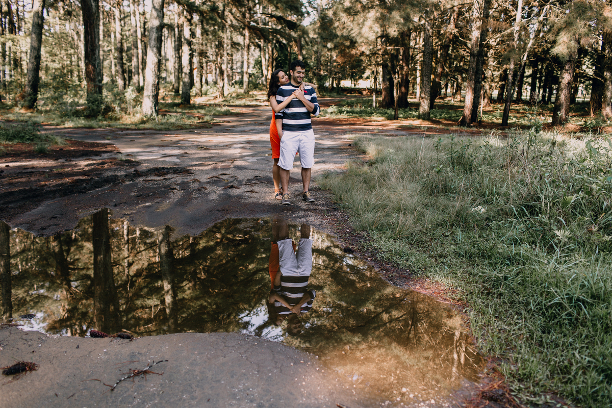 Ensaio de Casal feito em Quatro Barras, região metropolitana de Curitiba. Fotografia de casal. Noivos em Curitiba. Ensaio fotográfico em Curitiba. Noivos no Parque da Ciência em Quatro Barras. 