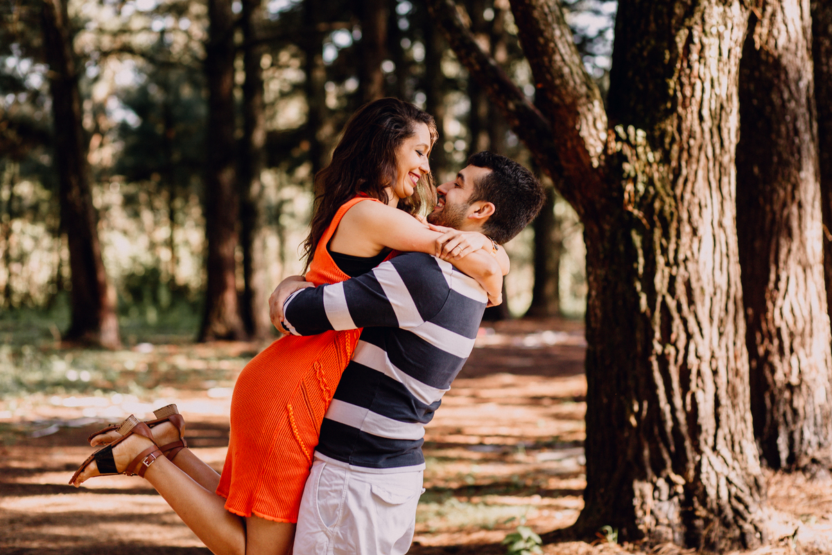 Ensaio de Casal feito em Quatro Barras, região metropolitana de Curitiba. Fotografia de casal. Noivos em Curitiba. Ensaio fotográfico em Curitiba. Noivos no Parque da Ciência em Quatro Barras. 