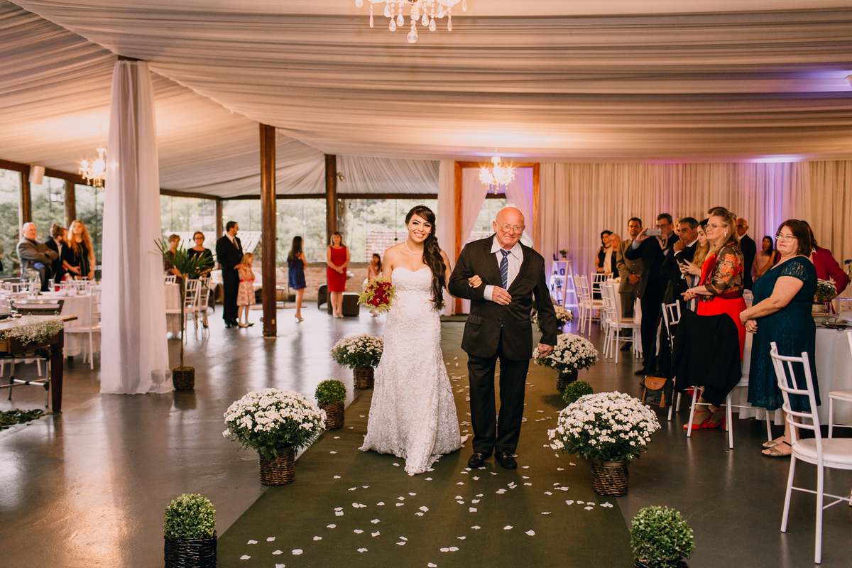 casamento Ketlin e Maurício, com making-of no salão Marly da Toaldo Túlio, e casamento na chácara Evíssima, em Almirante Tamandaré, perto de Curitiba. Fotografia de casamento. Noivos se casaram em café colonial. Cerimônia religiosa Casamento.