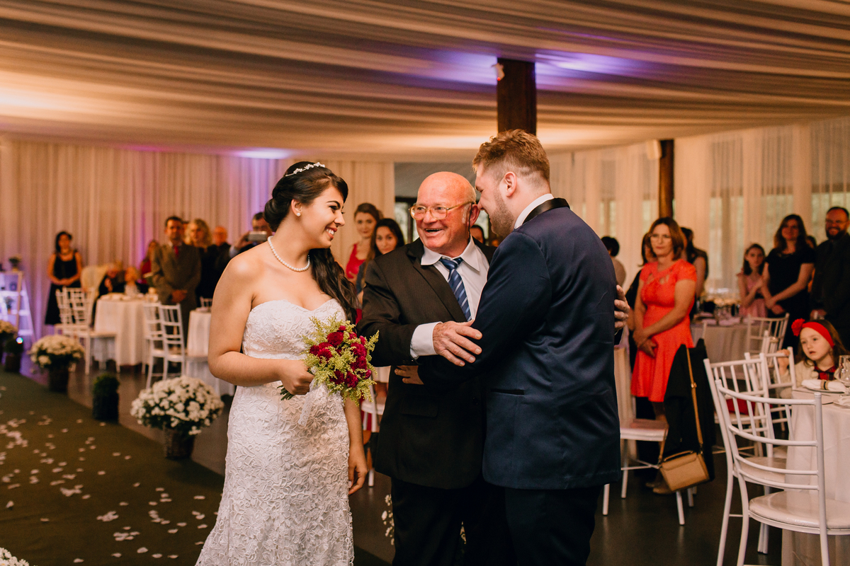 casamento Ketlin e Maurício, com making-of no salão Marly da Toaldo Túlio, e casamento na chácara Evíssima, em Almirante Tamandaré, perto de Curitiba. Fotografia de casamento. Noivos se casaram em café colonial. Cerimônia religiosa Casamento.