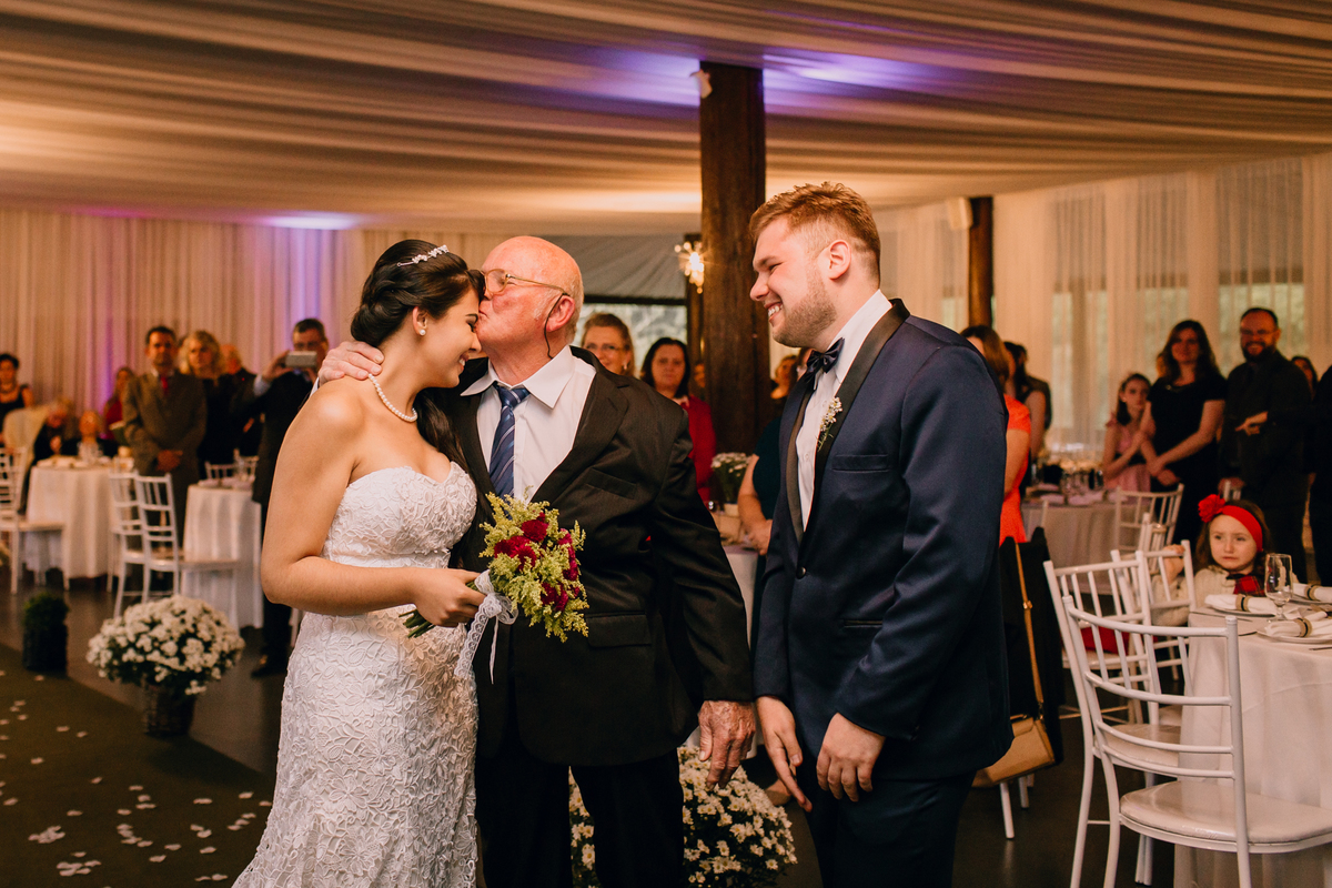 casamento Ketlin e Maurício, com making-of no salão Marly da Toaldo Túlio, e casamento na chácara Evíssima, em Almirante Tamandaré, perto de Curitiba. Fotografia de casamento. Noivos se casaram em café colonial. Cerimônia religiosa Casamento.