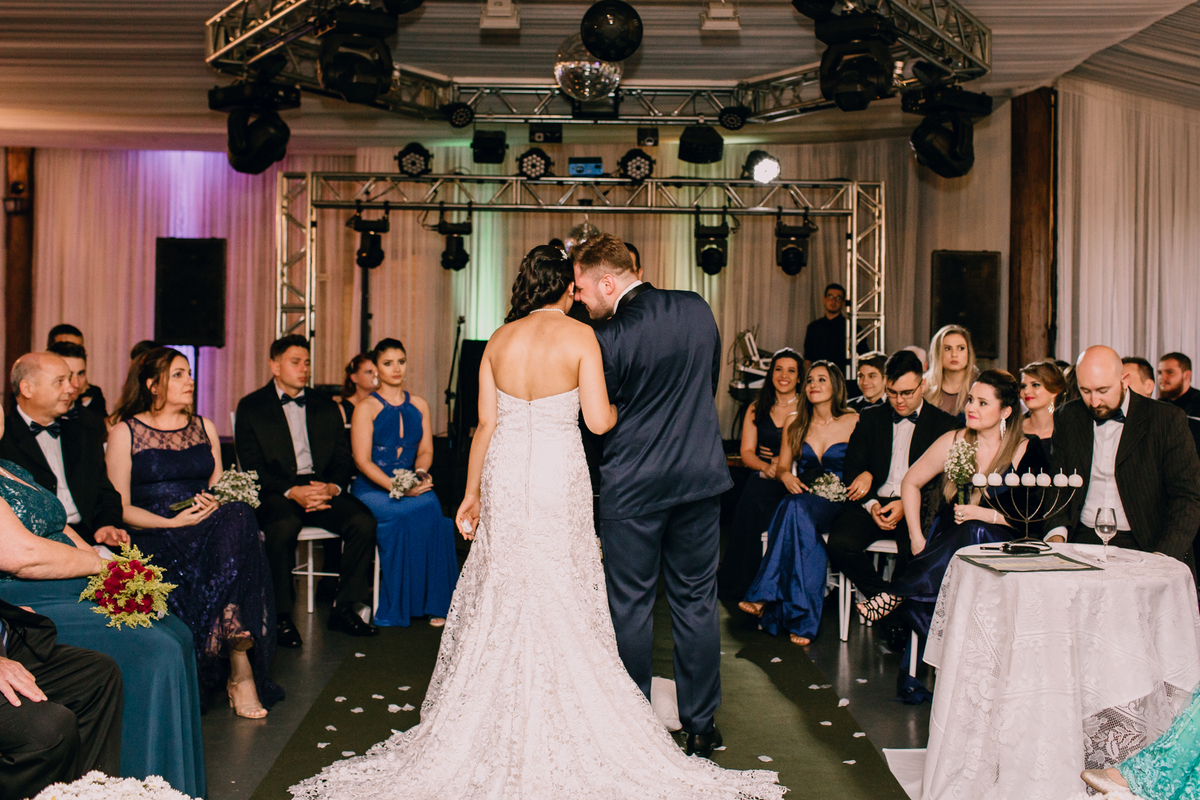 casamento Ketlin e Maurício, com making-of no salão Marly da Toaldo Túlio, e casamento na chácara Evíssima, em Almirante Tamandaré, perto de Curitiba. Fotografia de casamento. Noivos se casaram em café colonial. Cerimônia religiosa Casamento.