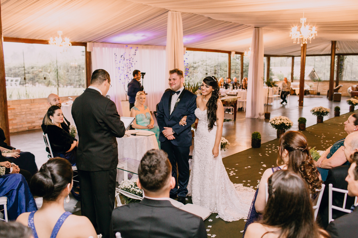 casamento Ketlin e Maurício, com making-of no salão Marly da Toaldo Túlio, e casamento na chácara Evíssima, em Almirante Tamandaré, perto de Curitiba. Fotografia de casamento. Noivos se casaram em café colonial. Cerimônia religiosa Casamento.