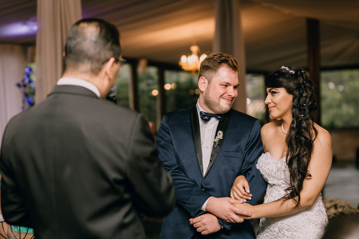 casamento Ketlin e Maurício, com making-of no salão Marly da Toaldo Túlio, e casamento na chácara Evíssima, em Almirante Tamandaré, perto de Curitiba. Fotografia de casamento. Noivos se casaram em café colonial. Cerimônia religiosa Casamento.