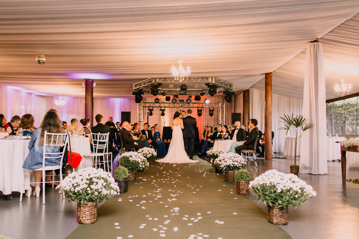 casamento Ketlin e Maurício, com making-of no salão Marly da Toaldo Túlio, e casamento na chácara Evíssima, em Almirante Tamandaré, perto de Curitiba. Fotografia de casamento. Noivos se casaram em café colonial. Cerimônia religiosa Casamento.