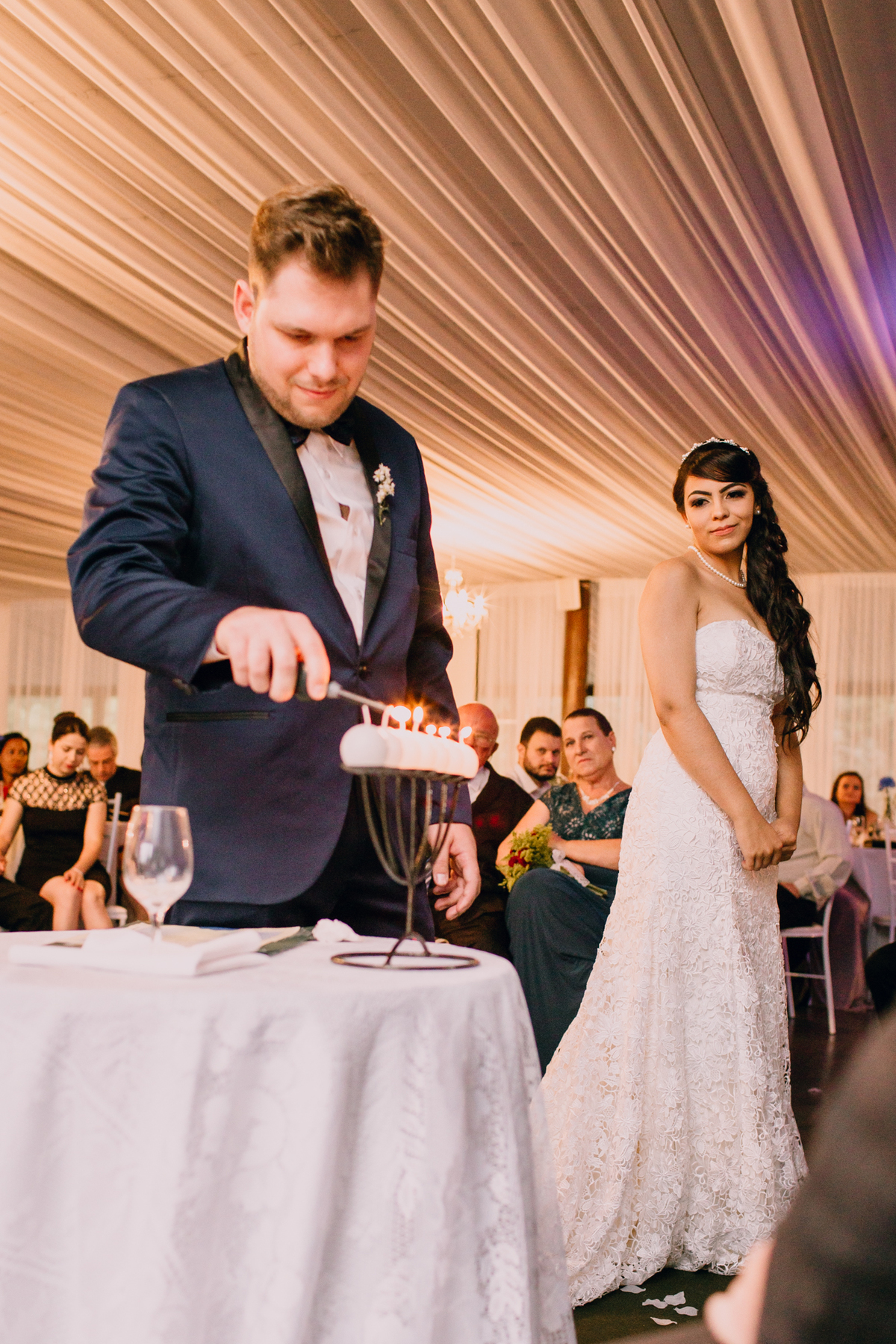 casamento Ketlin e Maurício, com making-of no salão Marly da Toaldo Túlio, e casamento na chácara Evíssima, em Almirante Tamandaré, perto de Curitiba. Fotografia de casamento. Noivos se casaram em café colonial. Cerimônia religiosa Casamento.