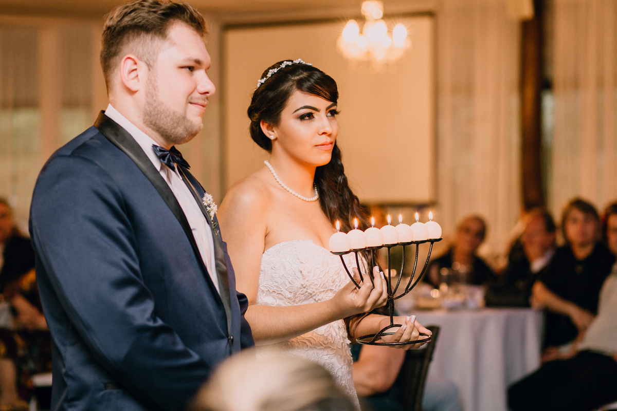 casamento Ketlin e Maurício, com making-of no salão Marly da Toaldo Túlio, e casamento na chácara Evíssima, em Almirante Tamandaré, perto de Curitiba. Fotografia de casamento. Noivos se casaram em café colonial. Cerimônia religiosa Casamento.