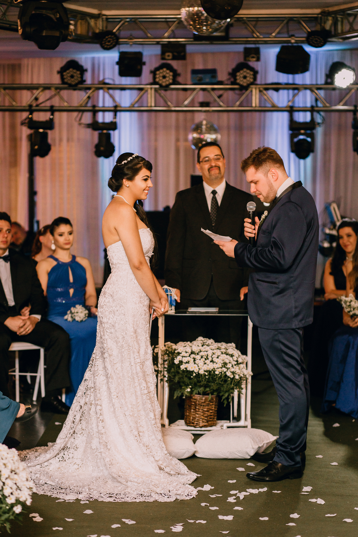 casamento Ketlin e Maurício, com making-of no salão Marly da Toaldo Túlio, e casamento na chácara Evíssima, em Almirante Tamandaré, perto de Curitiba. Fotografia de casamento. Noivos se casaram em café colonial. Cerimônia religiosa Casamento.