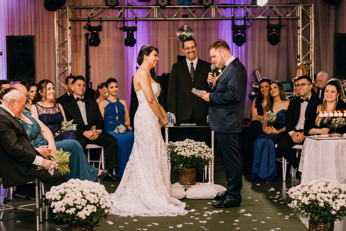 casamento Ketlin e Maurício, com making-of no salão Marly da Toaldo Túlio, e casamento na chácara Evíssima, em Almirante Tamandaré, perto de Curitiba. Fotografia de casamento. Noivos se casaram em café colonial. Cerimônia religiosa Casamento.