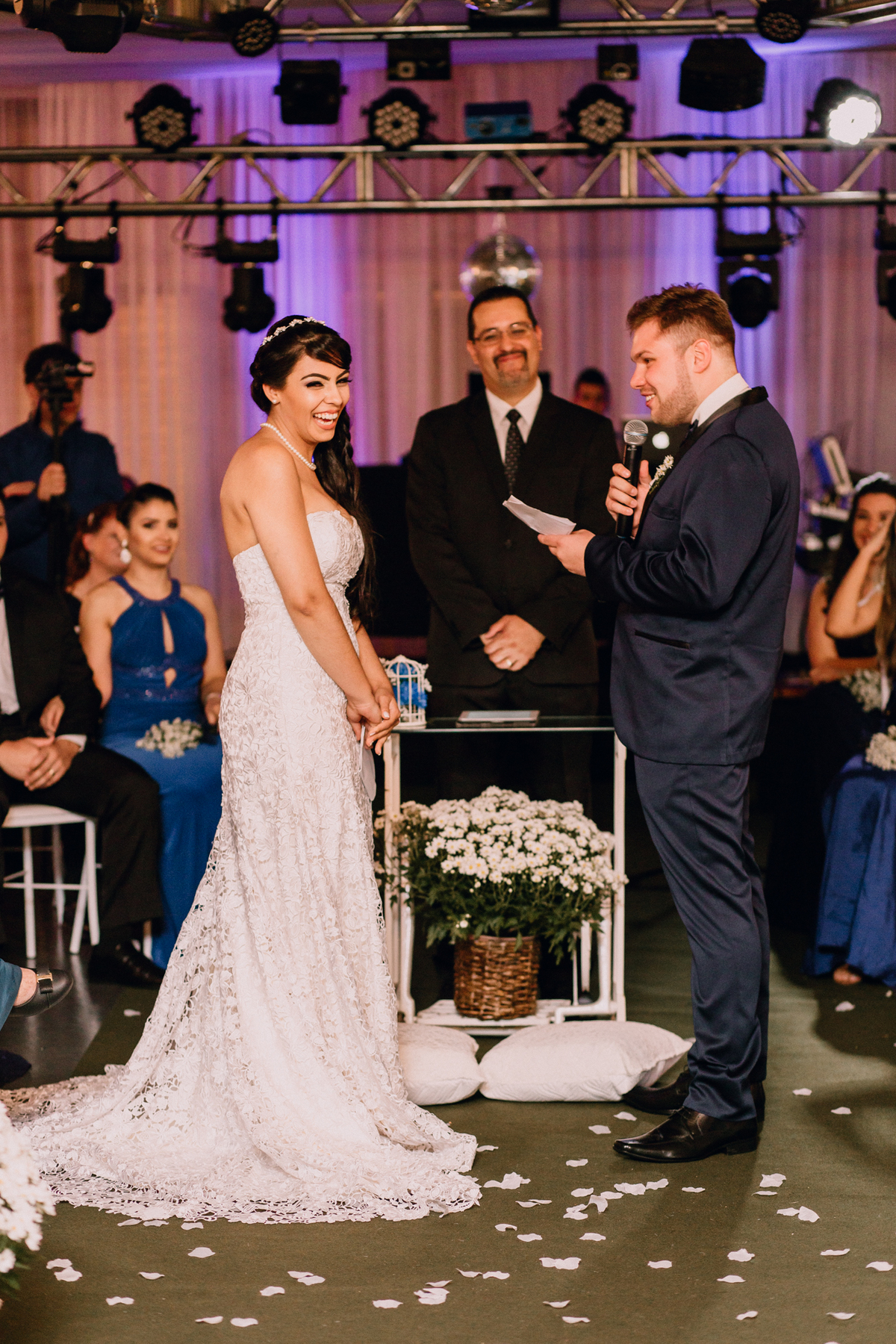 casamento Ketlin e Maurício, com making-of no salão Marly da Toaldo Túlio, e casamento na chácara Evíssima, em Almirante Tamandaré, perto de Curitiba. Fotografia de casamento. Noivos se casaram em café colonial. Cerimônia religiosa Casamento.