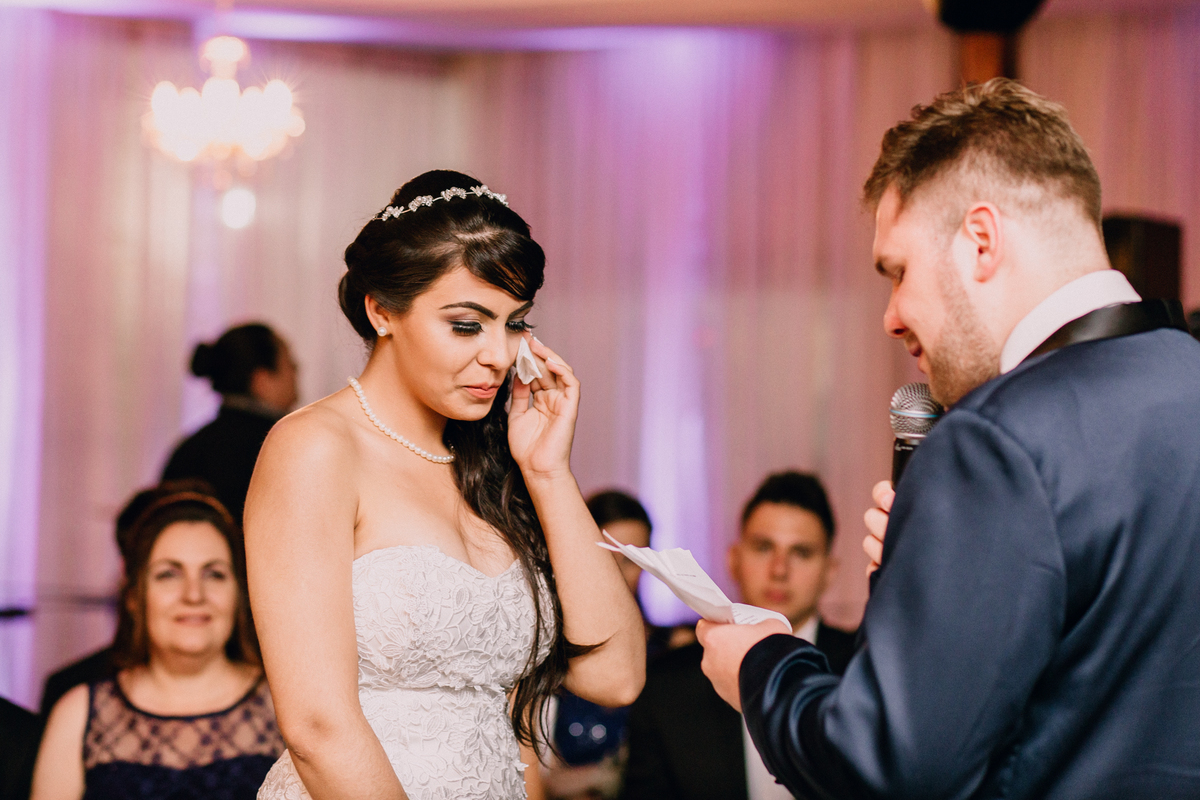 casamento Ketlin e Maurício, com making-of no salão Marly da Toaldo Túlio, e casamento na chácara Evíssima, em Almirante Tamandaré, perto de Curitiba. Fotografia de casamento. Noivos se casaram em café colonial. Cerimônia religiosa Casamento.
