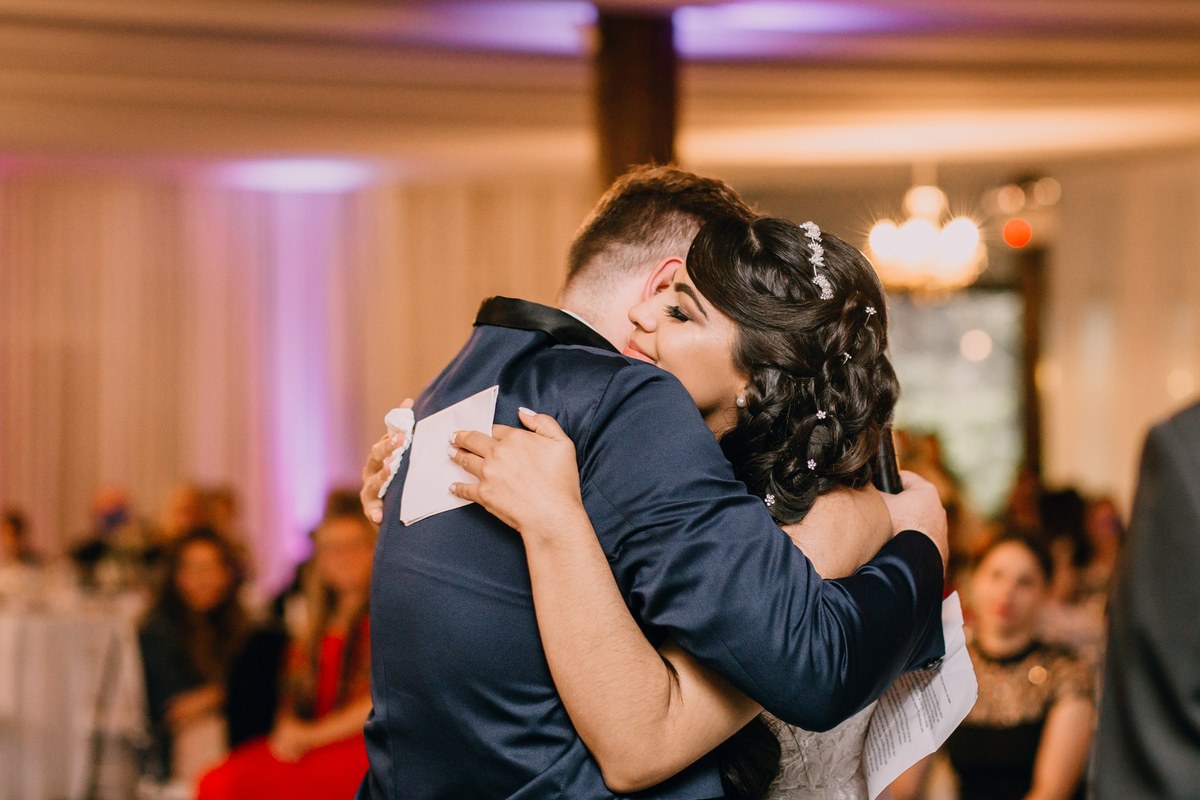 casamento Ketlin e Maurício, com making-of no salão Marly da Toaldo Túlio, e casamento na chácara Evíssima, em Almirante Tamandaré, perto de Curitiba. Fotografia de casamento. Noivos se casaram em café colonial. Cerimônia religiosa Casamento.