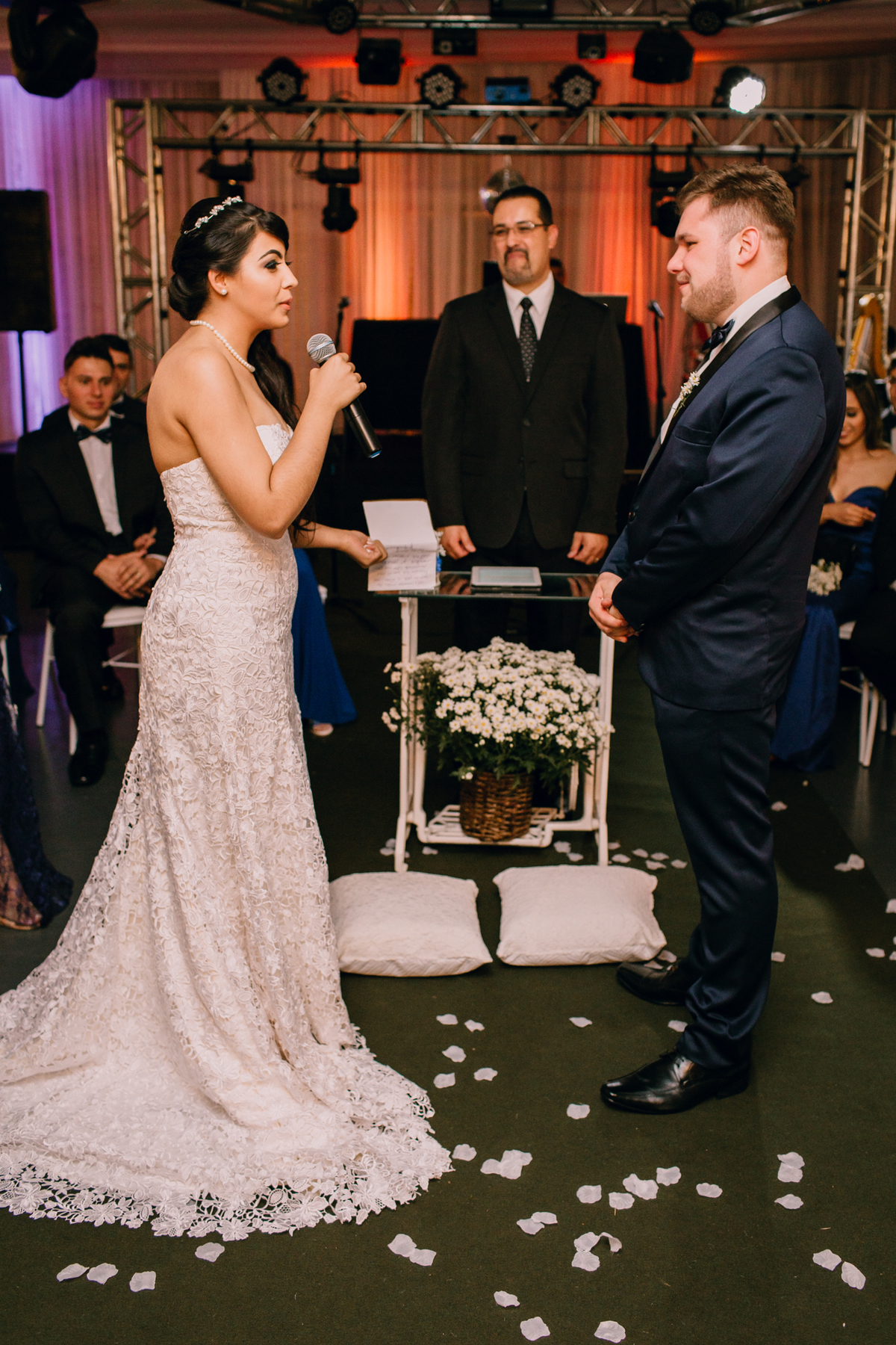 casamento Ketlin e Maurício, com making-of no salão Marly da Toaldo Túlio, e casamento na chácara Evíssima, em Almirante Tamandaré, perto de Curitiba. Fotografia de casamento. Noivos se casaram em café colonial. Cerimônia religiosa Casamento.