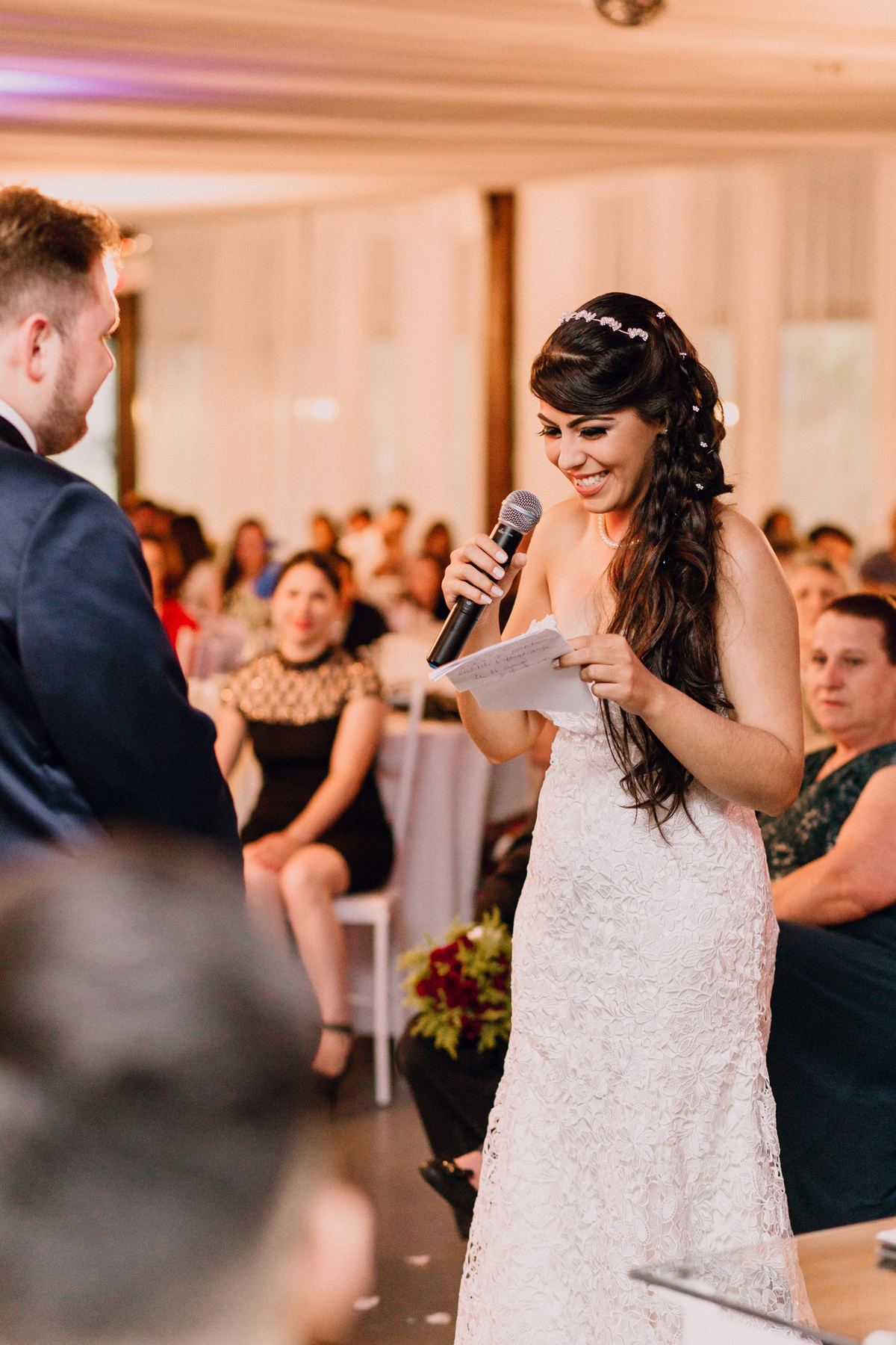 casamento Ketlin e Maurício, com making-of no salão Marly da Toaldo Túlio, e casamento na chácara Evíssima, em Almirante Tamandaré, perto de Curitiba. Fotografia de casamento. Noivos se casaram em café colonial. Cerimônia religiosa Casamento.