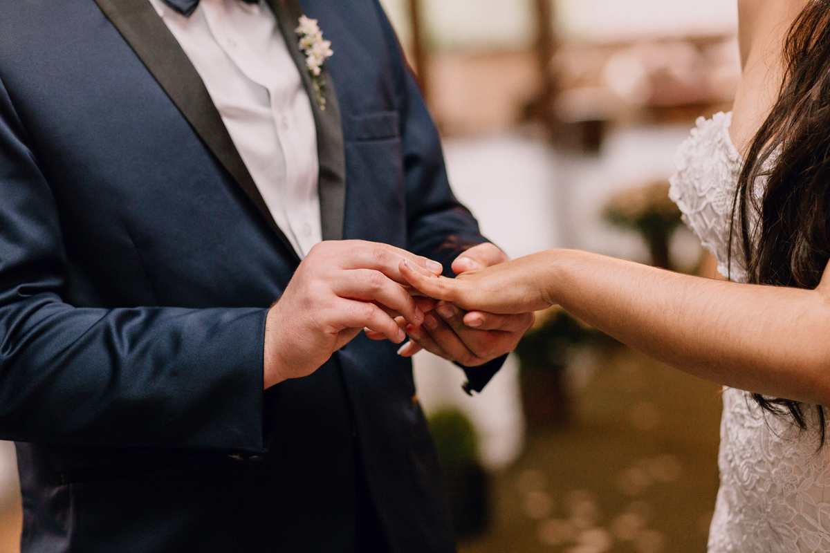 Noivos trocam alianças durante casamento em Curitiba. 