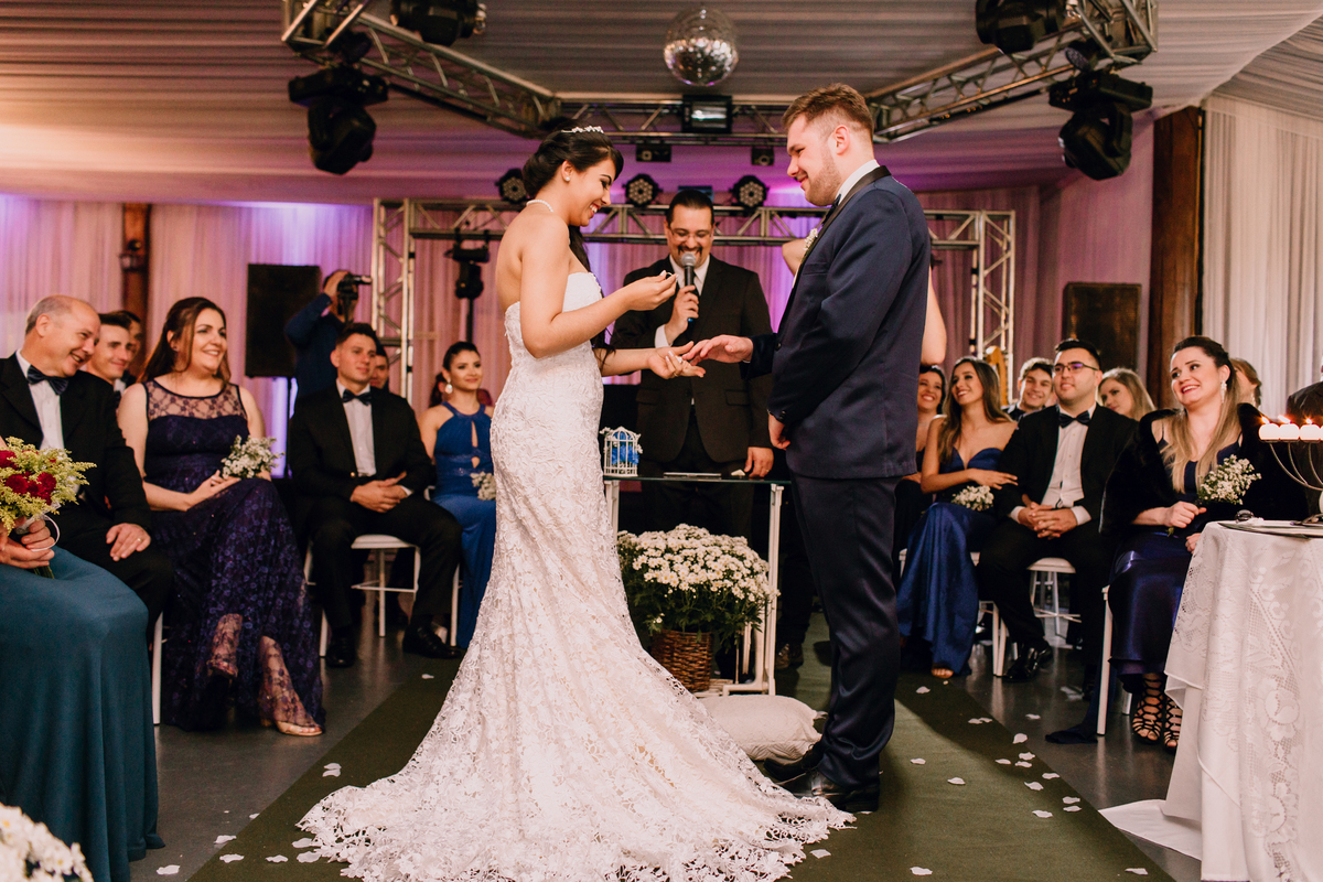 Noivos trocam alianças durante casamento em Curitiba. 
