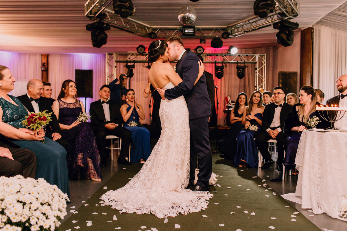 casamento Ketlin e Maurício, com making-of no salão Marly da Toaldo Túlio, e casamento na chácara Evíssima, em Almirante Tamandaré, perto de Curitiba. Fotografia de casamento. Noivos se casaram em café colonial. Cerimônia religiosa Casamento.