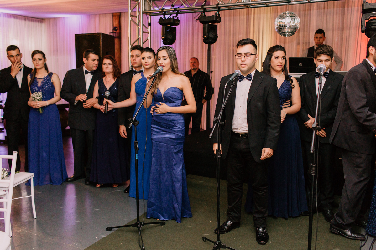 Padrinhos e Madrinhas cantam durante casamento em Curitiba.