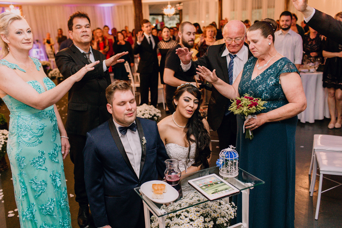 Benção dos pais para os noivos na hora do casamento.