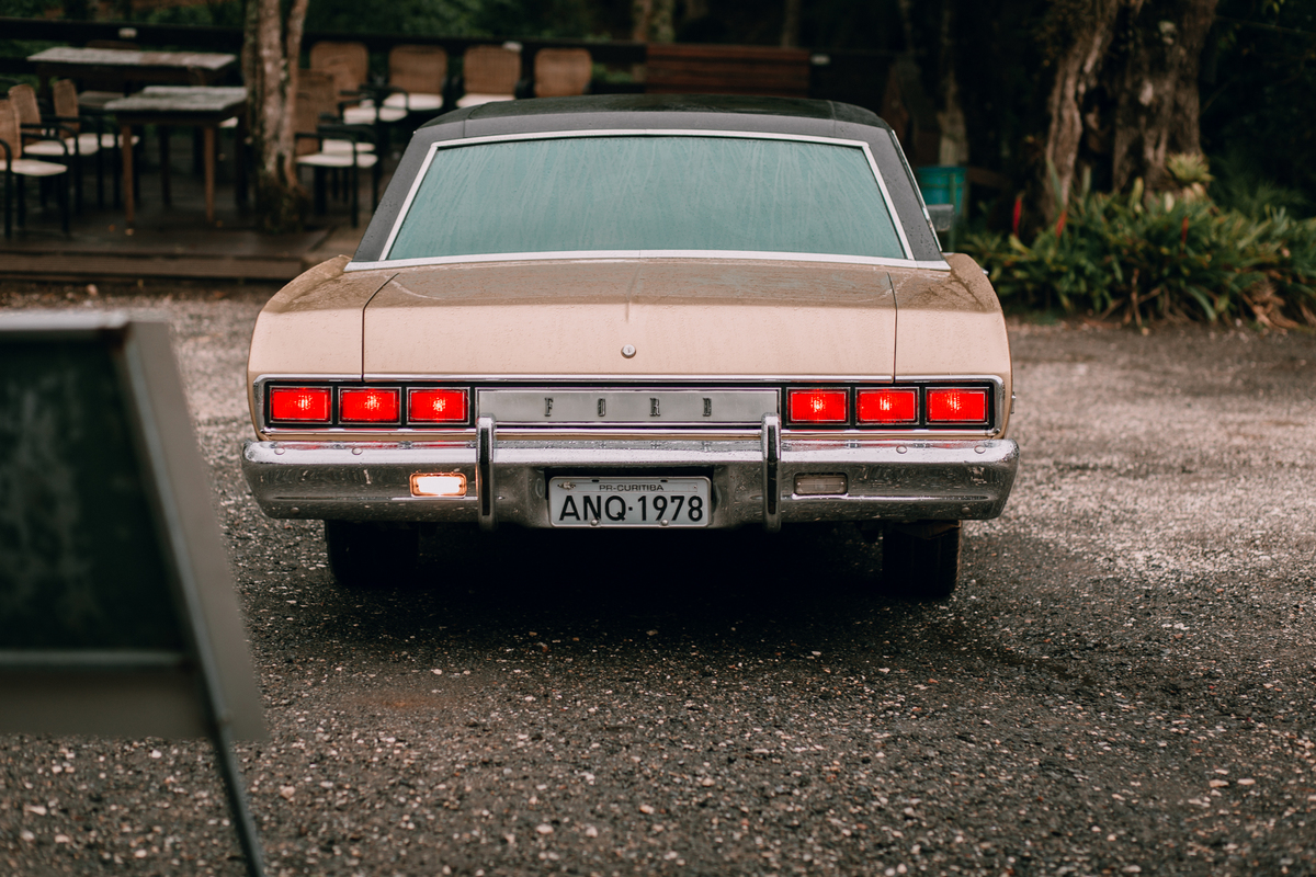 casamento Ketlin e Maurício, com making-of no salão Marly da Toaldo Túlio, e casamento na chácara Evíssima, em Almirante Tamandaré, perto de Curitiba. Fotografia de casamento. Noivos se casaram em café colonial. Noiva entrou de Ford Galaxie.
